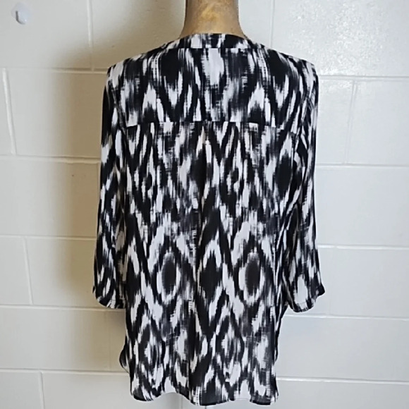 Black and White Relaxed Graphic Tunic Blouse Lightweight 3/4 Sleeve V-neck - Picture 2 of 14